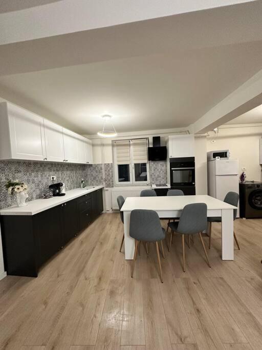 Ultracentral Luxury Apartament ทิมิชัวรา ภายนอก รูปภาพ