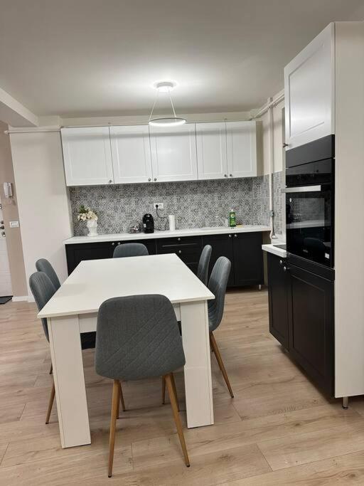 Ultracentral Luxury Apartament ทิมิชัวรา ภายนอก รูปภาพ