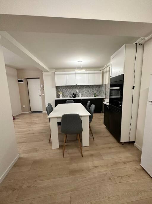 Ultracentral Luxury Apartament ทิมิชัวรา ภายนอก รูปภาพ